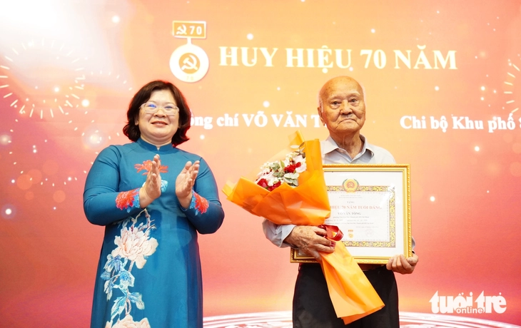 Lãnh đạo TP.HCM trao Huy hiệu Đảng cho nhiều đảng viên cao tuổi đợt 19-5 - Ảnh 3.