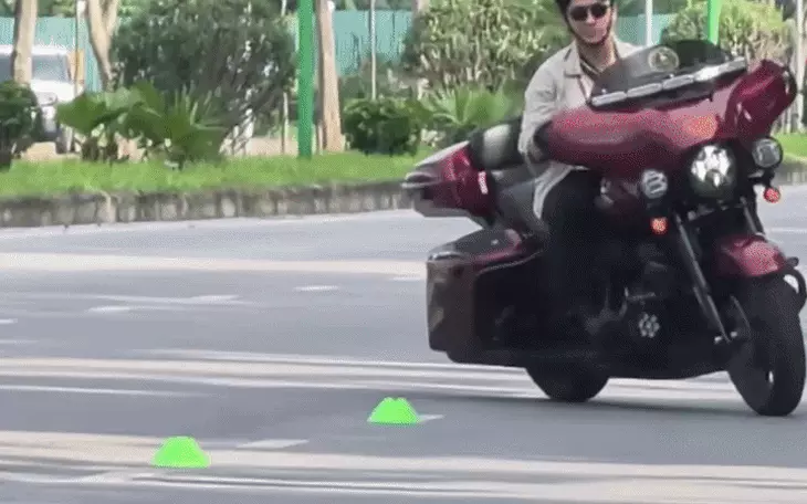 Chở bạn gái không đội mũ bảo hiểm, nam tài xế lao vào đấm cảnh sát giao thông khi bị kiểm tra - Ảnh 2.