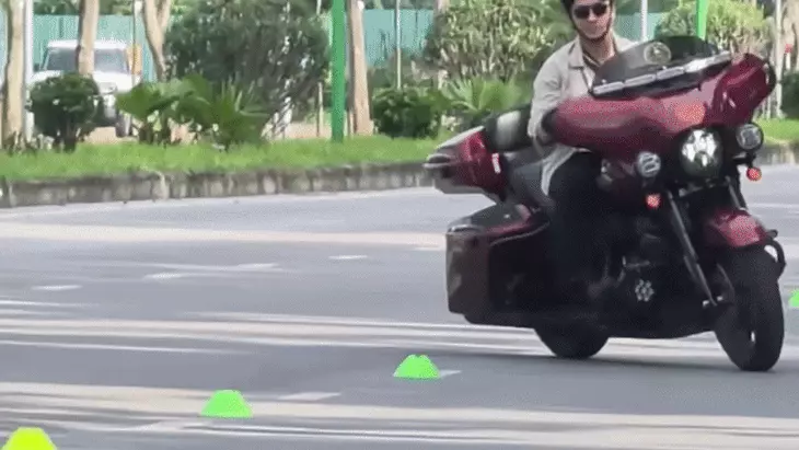 mô tô phân khối lớn - Ảnh 1.
