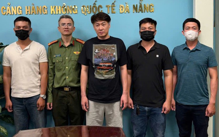 Công an Khánh Hòa bắt giữ 2 người Hàn Quốc bị Interpol truy nã - Ảnh 3.