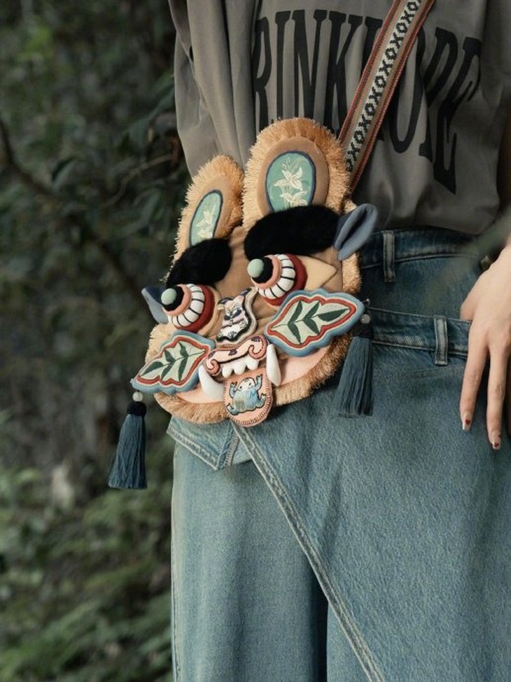 Con trai Elon Musk gây sốt với chiếc túi handmade - Ảnh 2.
