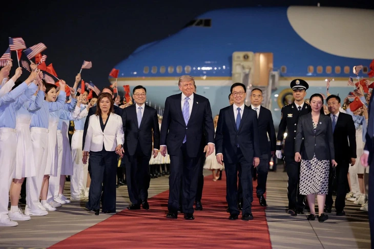 Những hình ảnh đáng nhớ trong chuyến thăm Trung Quốc của ông Trump - Ảnh 2.