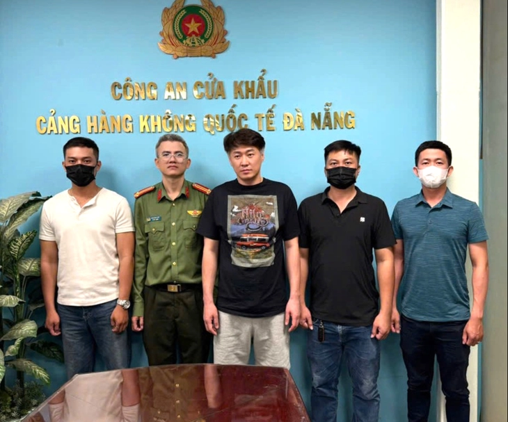 Bị Interpol phát lệnh truy nã đỏ quốc tế, trốn đến Đà Nẵng thì bị bắt - Ảnh 1.