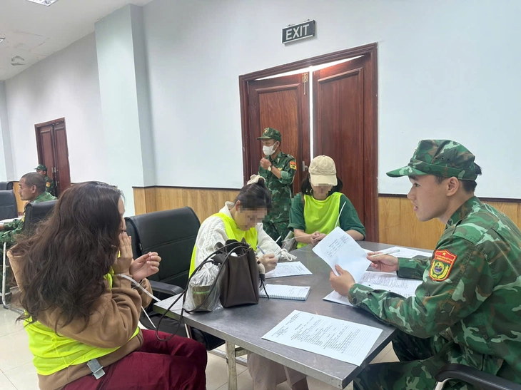 Tiếp nhận 56 người từ Lào nghi liên quan đường dây đánh bạc, rửa tiền - Ảnh 2.
