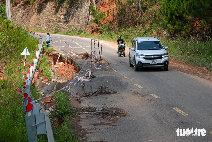 Đường Đà Lạt - Nha Trang sạt từ mùa mưa bão trước, nay vẫn… lở - Ảnh 5.
