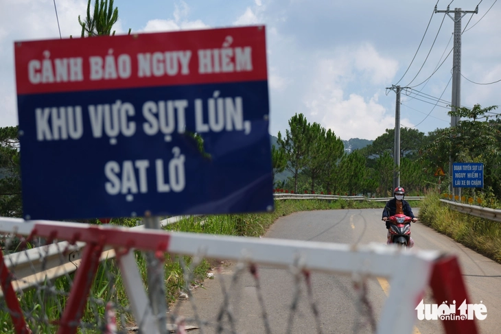 Đường Đà Lạt - Nha Trang sạt từ mùa mưa bão trước, nay vẫn… lở - Ảnh 7.