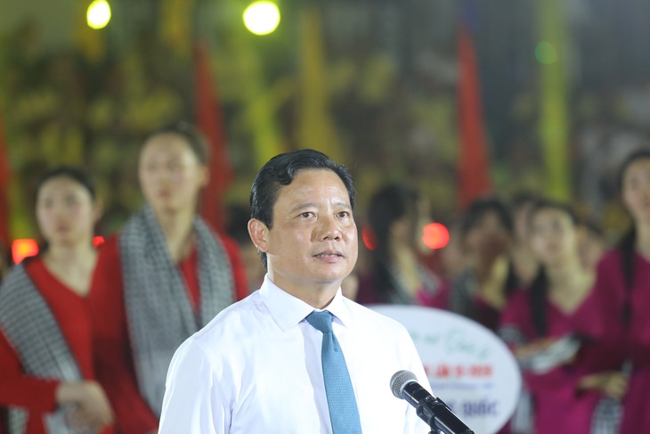 Các chân dài bóng chuyền duyên dáng, dịu dàng với áo bà ba, khăn rằn - Ảnh 2.