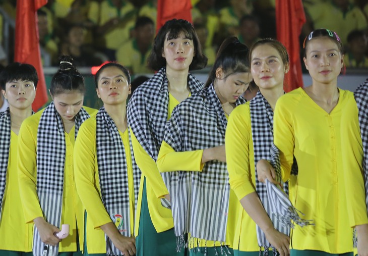 Các chân dài bóng chuyền duyên dáng, dịu dàng với áo bà ba, khăn rằn - Ảnh 6.