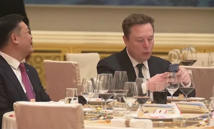 Tỉ phú Elon Musk - người giàu nhất hành tinh, dùng điện thoại gì? - Ảnh 1.