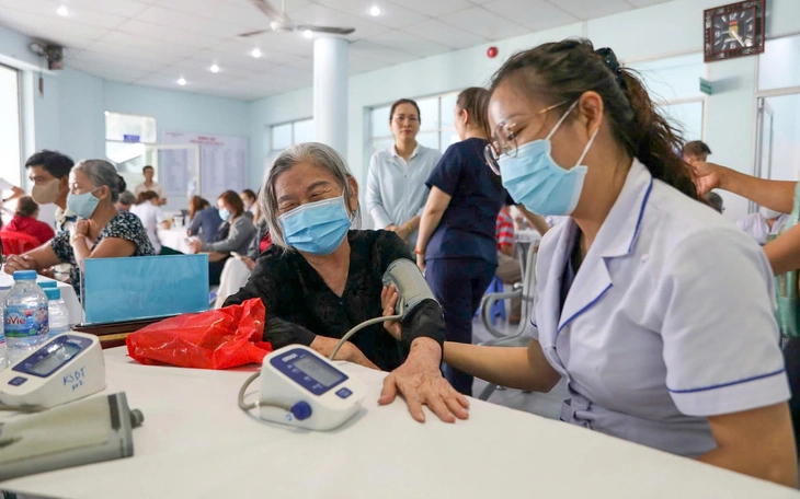 Mục tiêu đến 2030, TP.HCM không còn hộ nghèo theo chuẩn nghèo thành phố - Ảnh 2.