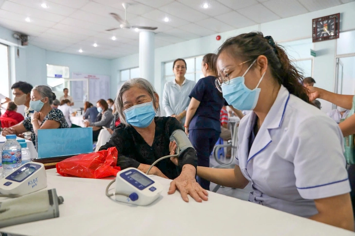 Giảm khoảng cách giàu nghèo: Thách thức và giải pháp - Ảnh 1. giàu nghèo - Ảnh 1.