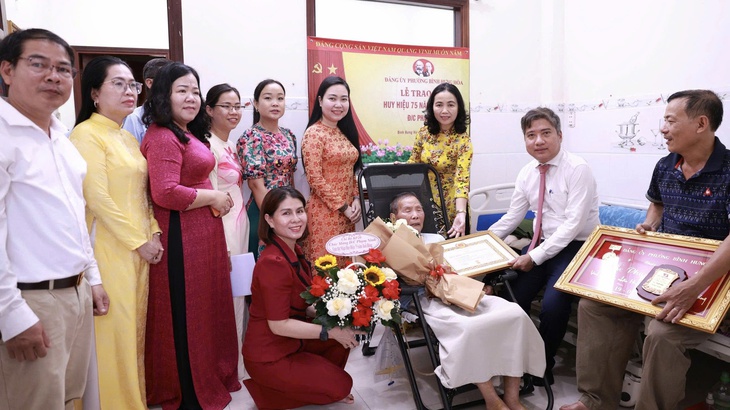 Đảng ủy UBND TP.HCM và nhiều phường, xã trao huy hiệu Đảng đến đảng viên dịp 19-5 - Ảnh 6.