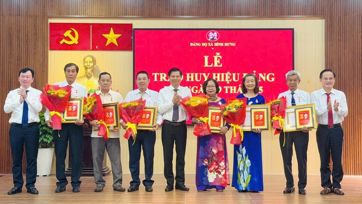 huy hiệu Đảng - Ảnh 13.