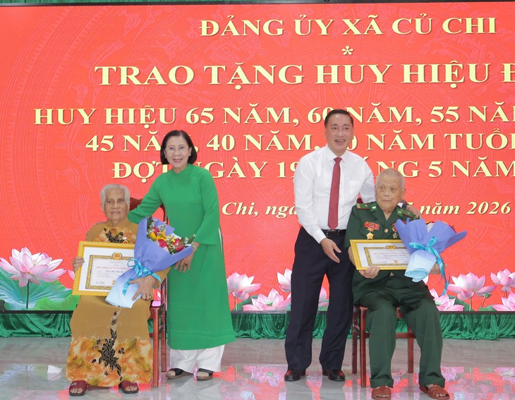Đảng ủy UBND TP.HCM và nhiều phường, xã trao huy hiệu Đảng đến đảng viên dịp 19-5 - Ảnh 8.