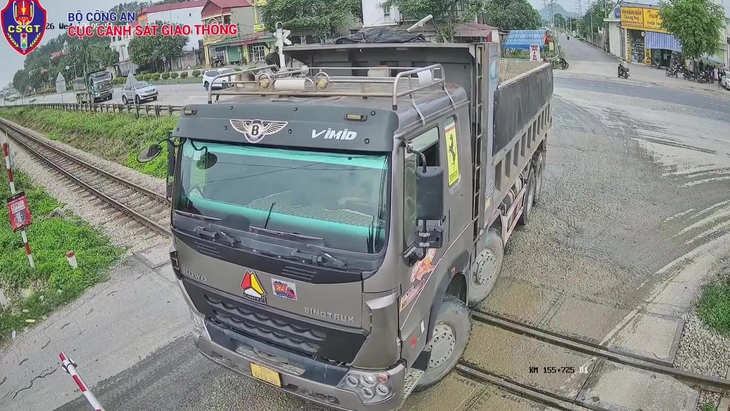 Tài xế lái xe tải vượt gác chắn đường sắt bị phạt 11 triệu đồng - Ảnh 2.