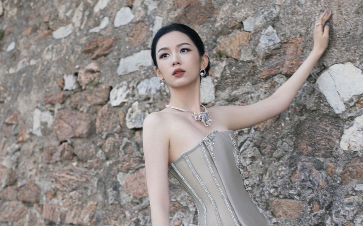 Địch Lệ Nhiệt Ba chọn thiết kế của Phan Huy chụp bìa Marie Claire - Ảnh 7.