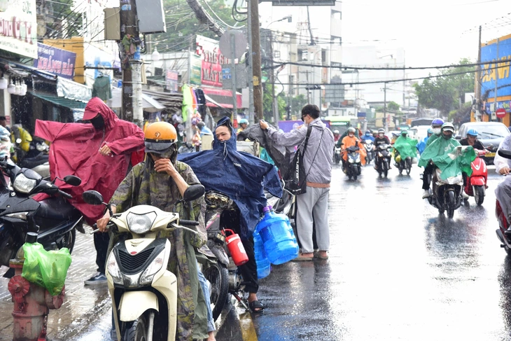 TP.HCM có nơi mưa lớn 20 phút - Ảnh 4.