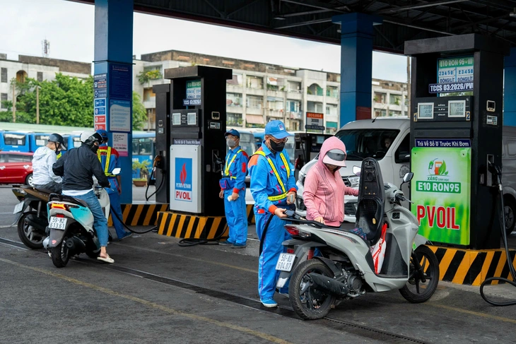 Xăng E10 được bán diện rộng tại PVOIL Sài Gòn, những phản hồi đầu tiên của khách hàng - Ảnh 2.