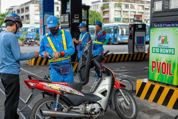 Xăng E10 được bán diện rộng tại PVOIL Sài Gòn, những phản hồi đầu tiên của khách hàng - Ảnh 3.