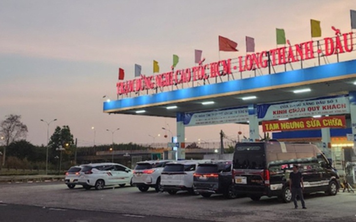 Thi công trạm dừng nghỉ, gây bụi mù mịt trên cao tốc Quảng Ngãi - Hoài Nhơn - Ảnh 2.