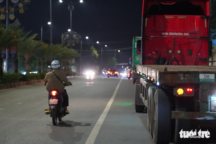 Container đậu gần kín làn xe máy trên đường Thống Nhất - Ảnh 5.