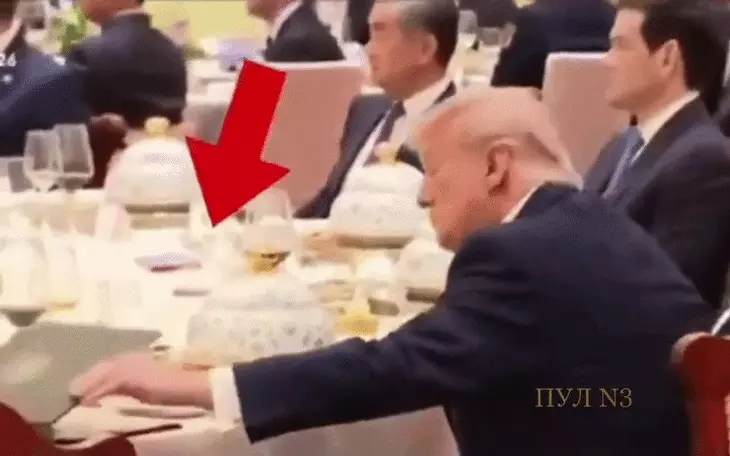 Tổng thống Mỹ Donald Trump bị cáo buộc tham nhũng qua giao dịch chứng khoán  - Ảnh 2.