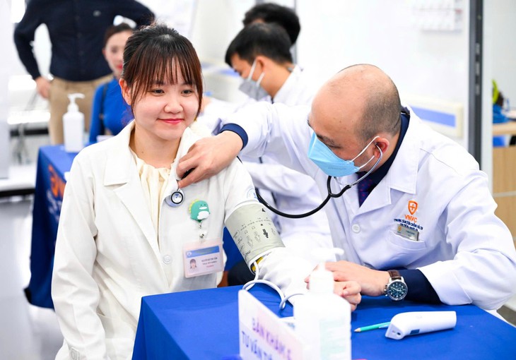 VNVC tài trợ kho lạnh và 3 năm tiêm cúm cho Côn Đảo - Ảnh 3.