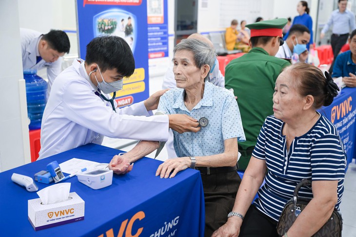 VNVC tài trợ kho lạnh và 3 năm tiêm cúm cho Côn Đảo - Ảnh 4.