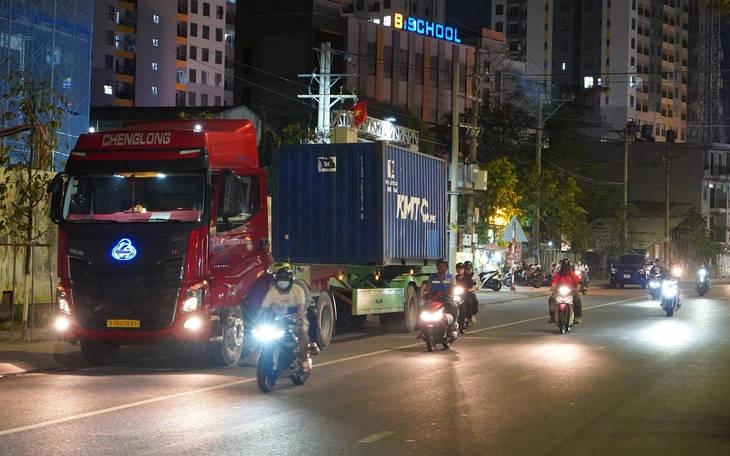 Cắm lại biển báo, phân luồng mới trên đường Thống Nhất sau phản ánh - Ảnh 2.