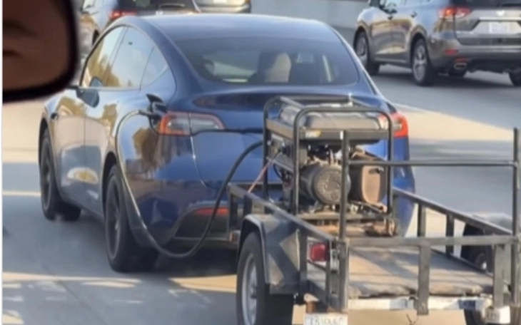 Vừa chạy xe điện vừa sạc bằng máy phát điện diesel, tài xế nhận kết đắng - Ảnh 2.