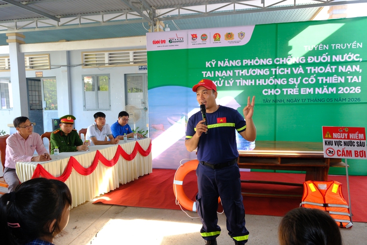 Hào hứng học chống đuối nước, xử lý tình huống thiên tai tại Tiếp sức nhà nông Tây Ninh - Ảnh 2.
