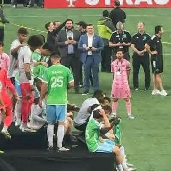 Ronaldo bị chê kém Messi về cách hành xử khi thất bại - Ảnh 3.