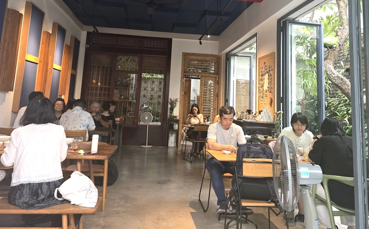 Sẽ nhớ Bún bò Huế O Kay nước trong mang theo cả sự chậm rãi của Huế - Ảnh 3. Chia tay bún bò O Kay, nước trong mang theo cả sự chậm rãi của Huế - Ảnh 4.