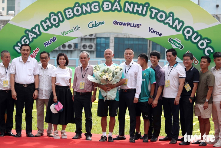 Ông thầy người Pháp nhận kỷ niệm chương vì sự nghiệp bóng đá Việt Nam - Ảnh 3.