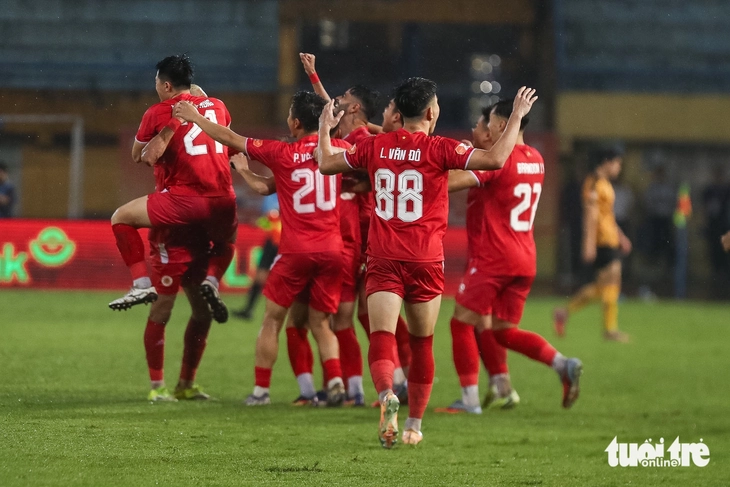 CLB Công An Hà Nội ăn mừng cuồng nhiệt chức vô địch V-League sớm - Ảnh 2.