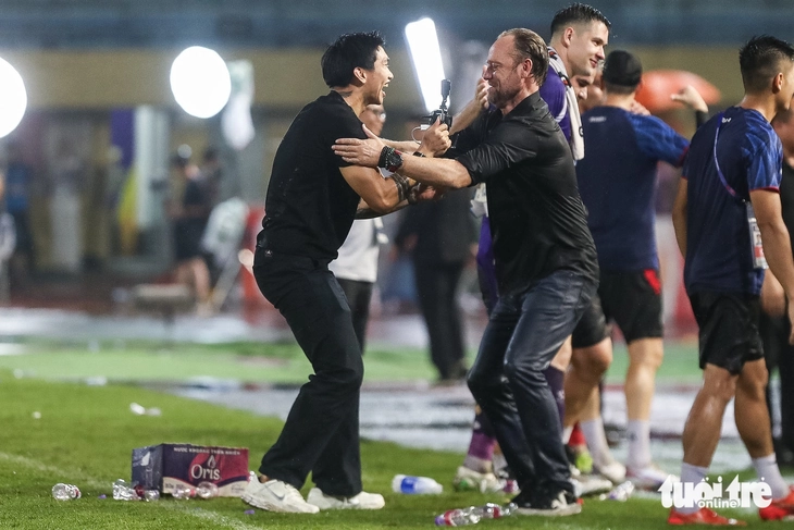 CLB Công An Hà Nội ăn mừng cuồng nhiệt chức vô địch V-League sớm - Ảnh 3.