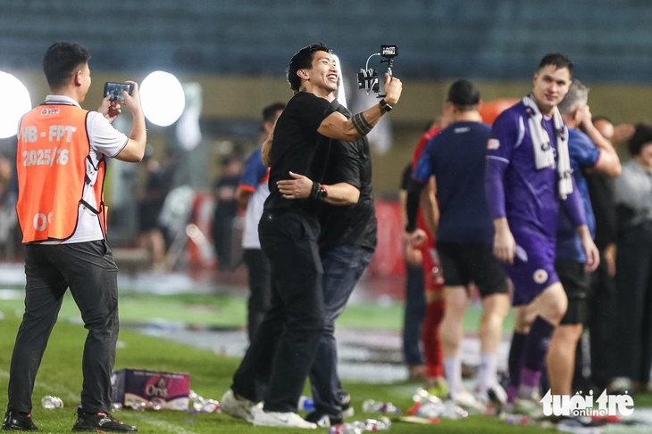 CLB Công An Hà Nội ăn mừng cuồng nhiệt chức vô địch V-League sớm - Ảnh 4.