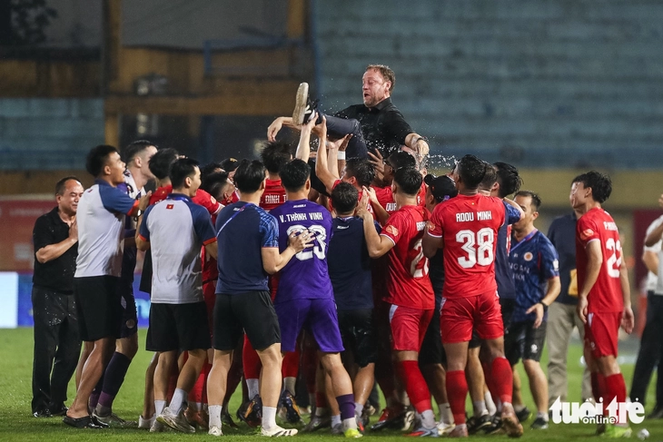 CLB Công An Hà Nội ăn mừng cuồng nhiệt chức vô địch V-League sớm - Ảnh 5.