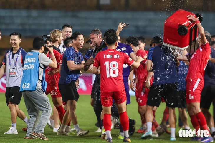 CLB Công An Hà Nội ăn mừng cuồng nhiệt chức vô địch V-League sớm - Ảnh 6.