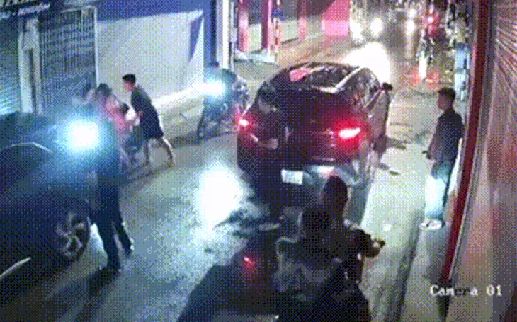 Người phụ nữ chửi bới thậm tệ, hành hung tài xế lớn tuổi sau va chạm xe - Ảnh 3.