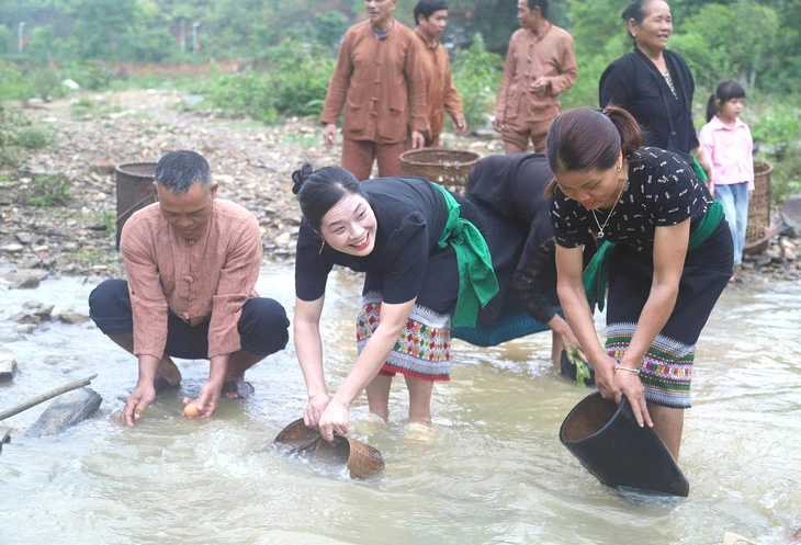 Người Ơ Đu - Ảnh 2.