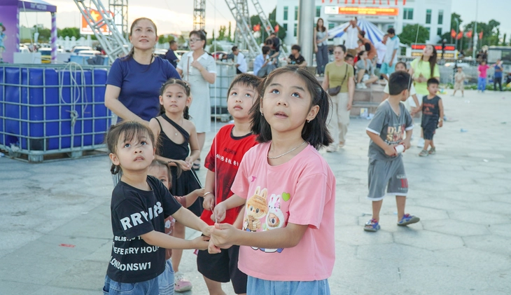 Độc lạ ở Cà Mau: Tôm, cua ‘bay lên trời’ hút hàng ngàn người xem - Ảnh 5.