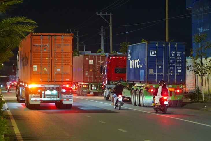 Container đậu gần kín làn xe máy trên đường Thống Nhất - Ảnh 3.