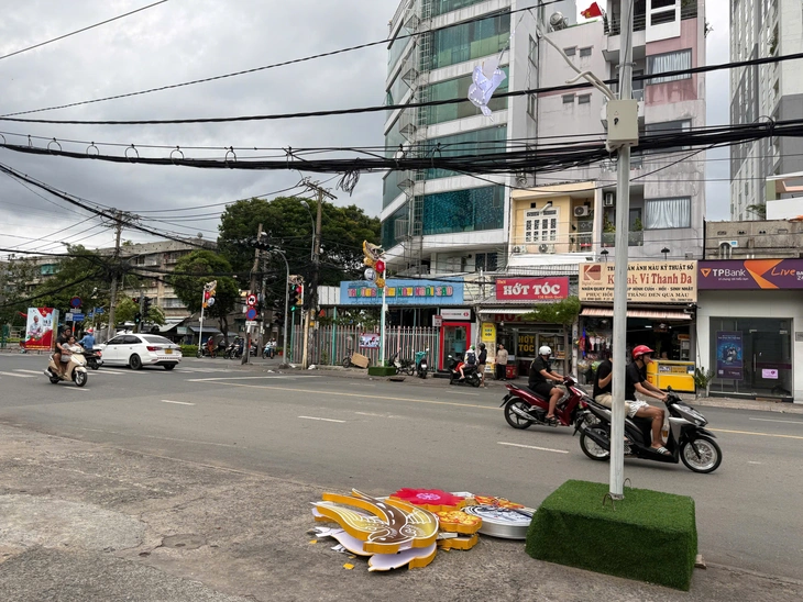 TP.HCM mưa dông mạnh, gió giật ầm ầm - Ảnh 2.