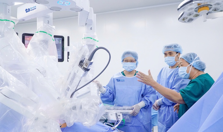 Bác sĩ Việt chinh phục phẫu thuật robot, mở đường hình thành trung tâm chuẩn quốc tế - Ảnh 2.