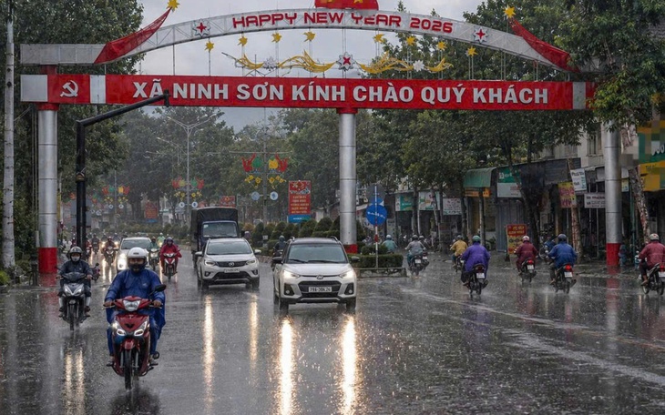 Cơn mưa vàng giải nhiệt ở phía nam Đà Nẵng sau những ngày nắng đổ lửa, người dân thốt lên 'quá đã' - Ảnh 2.