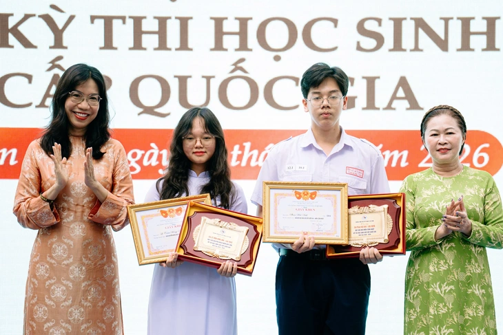 Tuyên dương học sinh giỏi hướng tới kỷ niệm ngày sinh Bác Hồ - Ảnh 2.