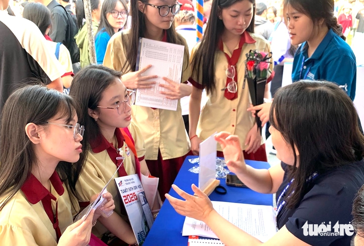 Đại học Kinh tế TP.HCM nhận minh chứng xét tuyển đại học 2026 - Ảnh 1.