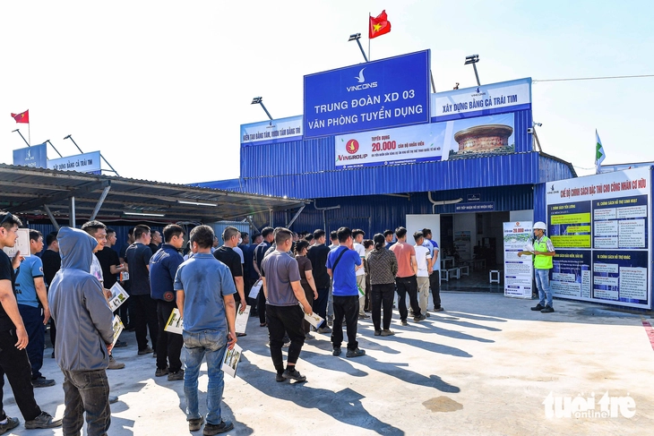 Ưu tiên dân địa phương đi làm trên công trường sân vận động lớn nhất thế giới ở Hà Nội - Ảnh 11.