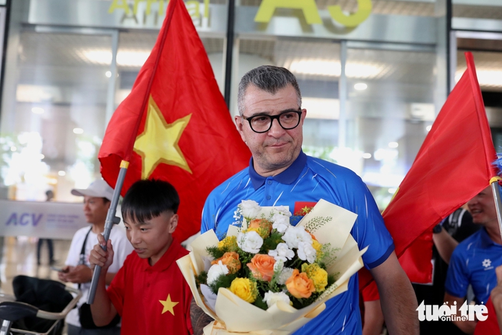 HLV Cristiano Roland khóc khi cùng U17 Việt Nam về nước - Ảnh 4.